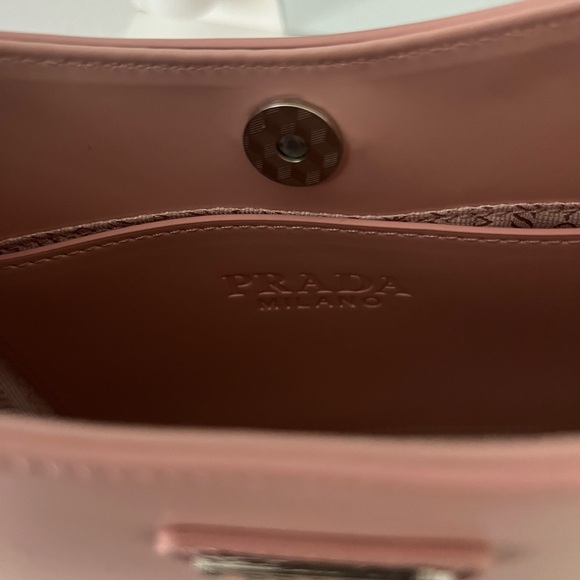 Prada Pink Shoulder Bag Sleek Leather Design - Picture 4 of 8